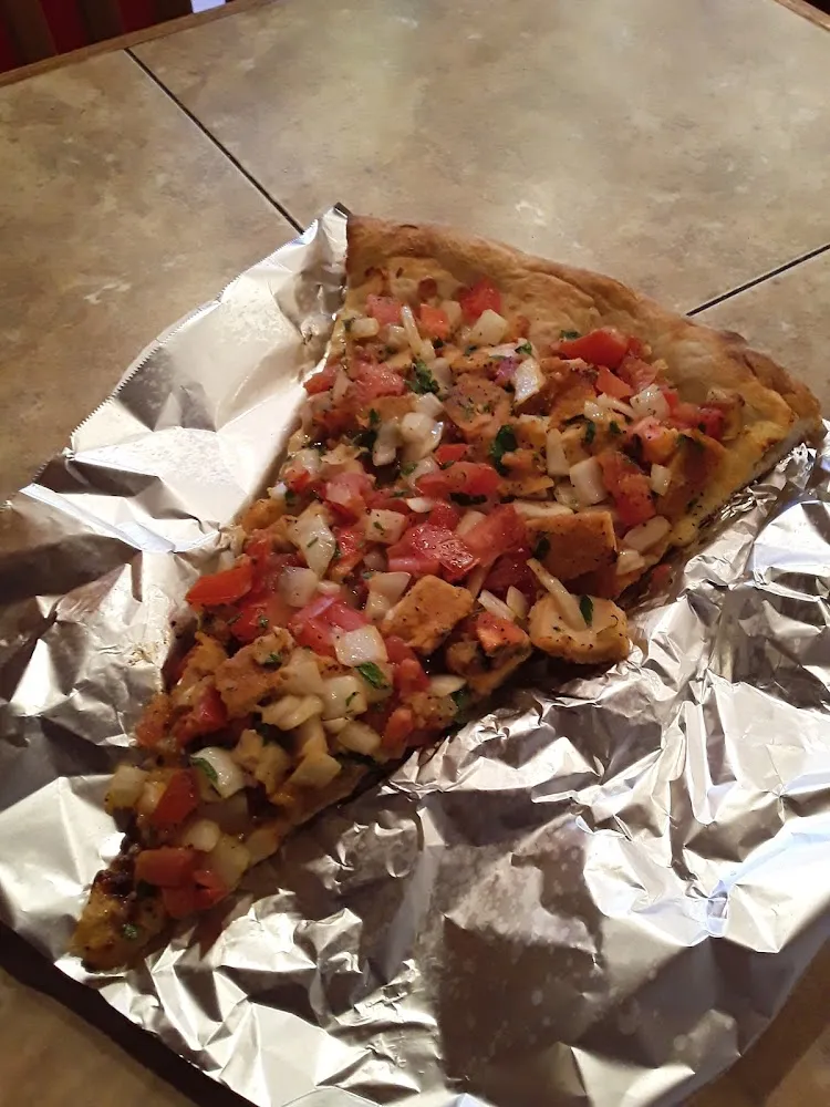 Chicken Tomato Onion Slice Pizza
